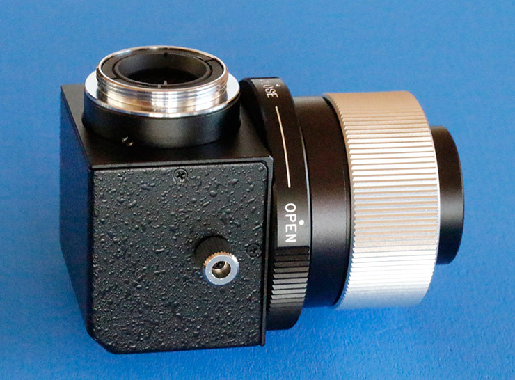 C-mount adapter with focusing knob